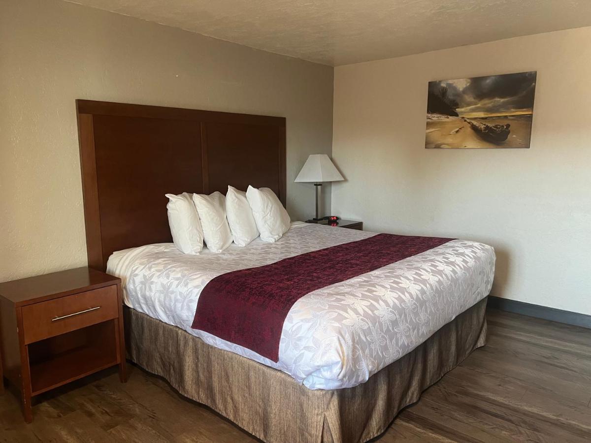 Red Carpet Inn Medford Exterior photo