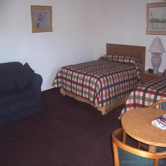 Red Carpet Inn Medford Room photo
