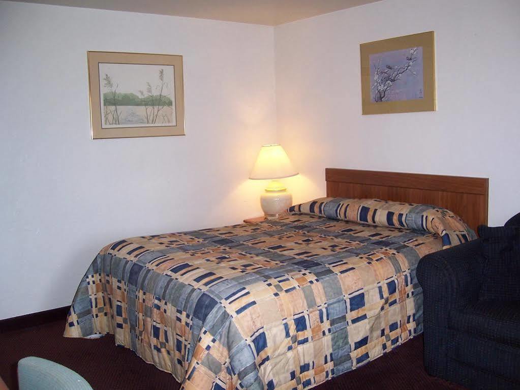 Red Carpet Inn Medford Exterior photo